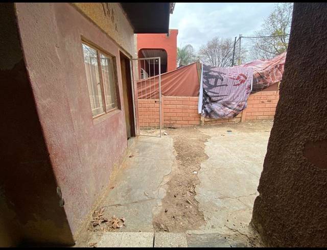 18 BEDROOM HOUSE FOR SALE IN BEZUIDENHOUT VALLEY